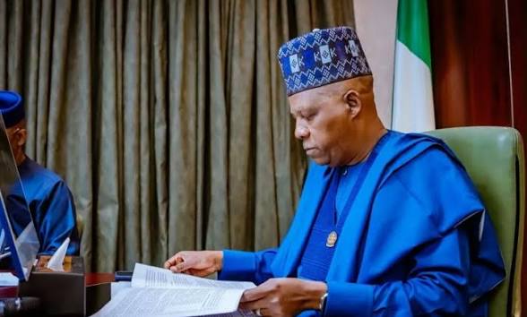 Photos: Shettima Studies During Two-Week Leave